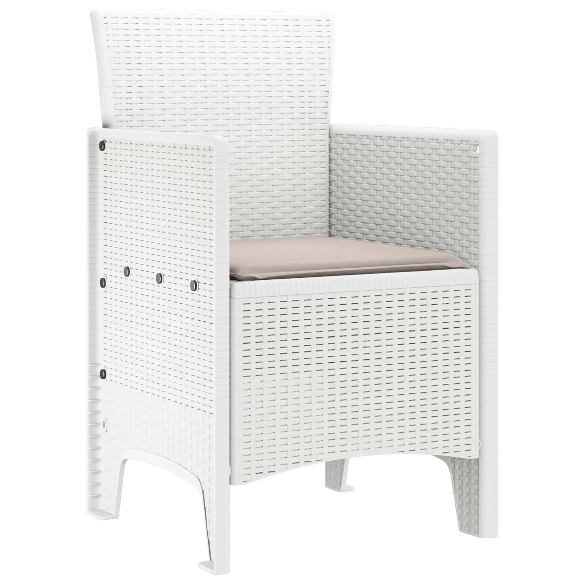 Ein weißer Rattan-Sessel mit einem hellbeigen Kissen steht auf weißem Hintergrund.