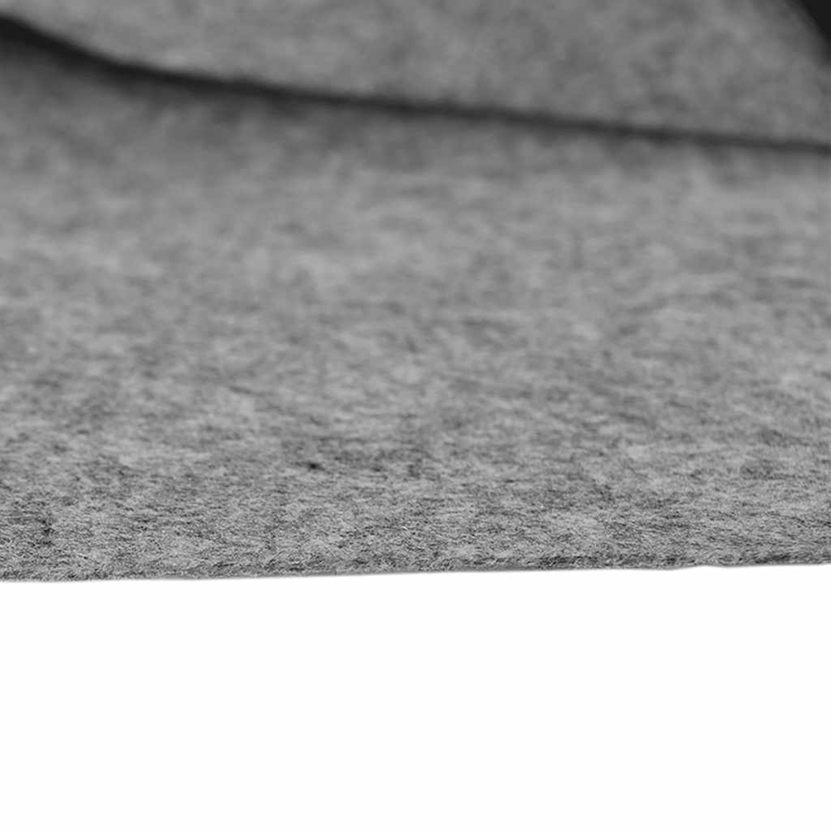 Graues Textilmaterial mit unscharfem Hintergrund und weißer Fläche unten.