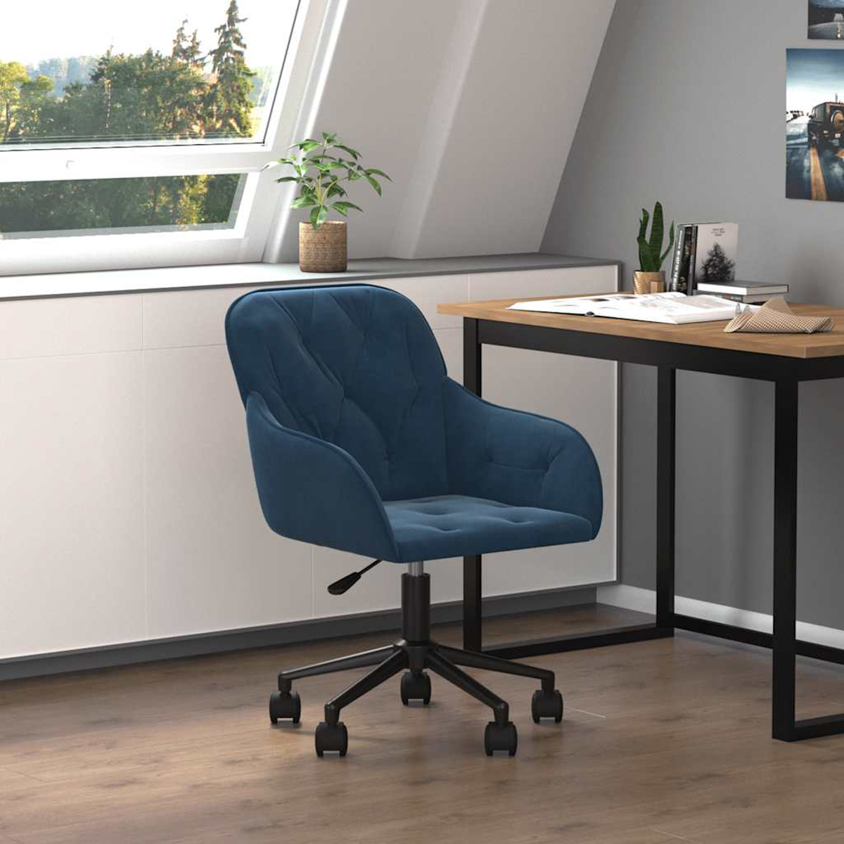 Ein blauer Bürostuhl mit Rollen steht vor einem Schreibtisch mit Büchern.
