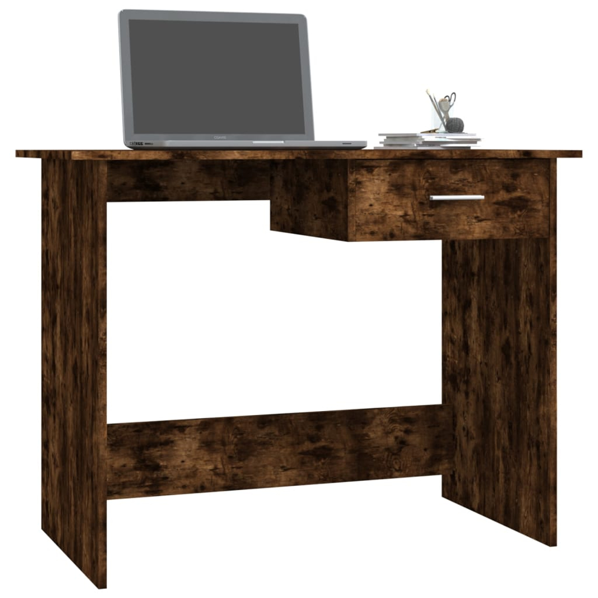 Ein hölzerner Schreibtisch mit Laptop, Büchern und Stiften.