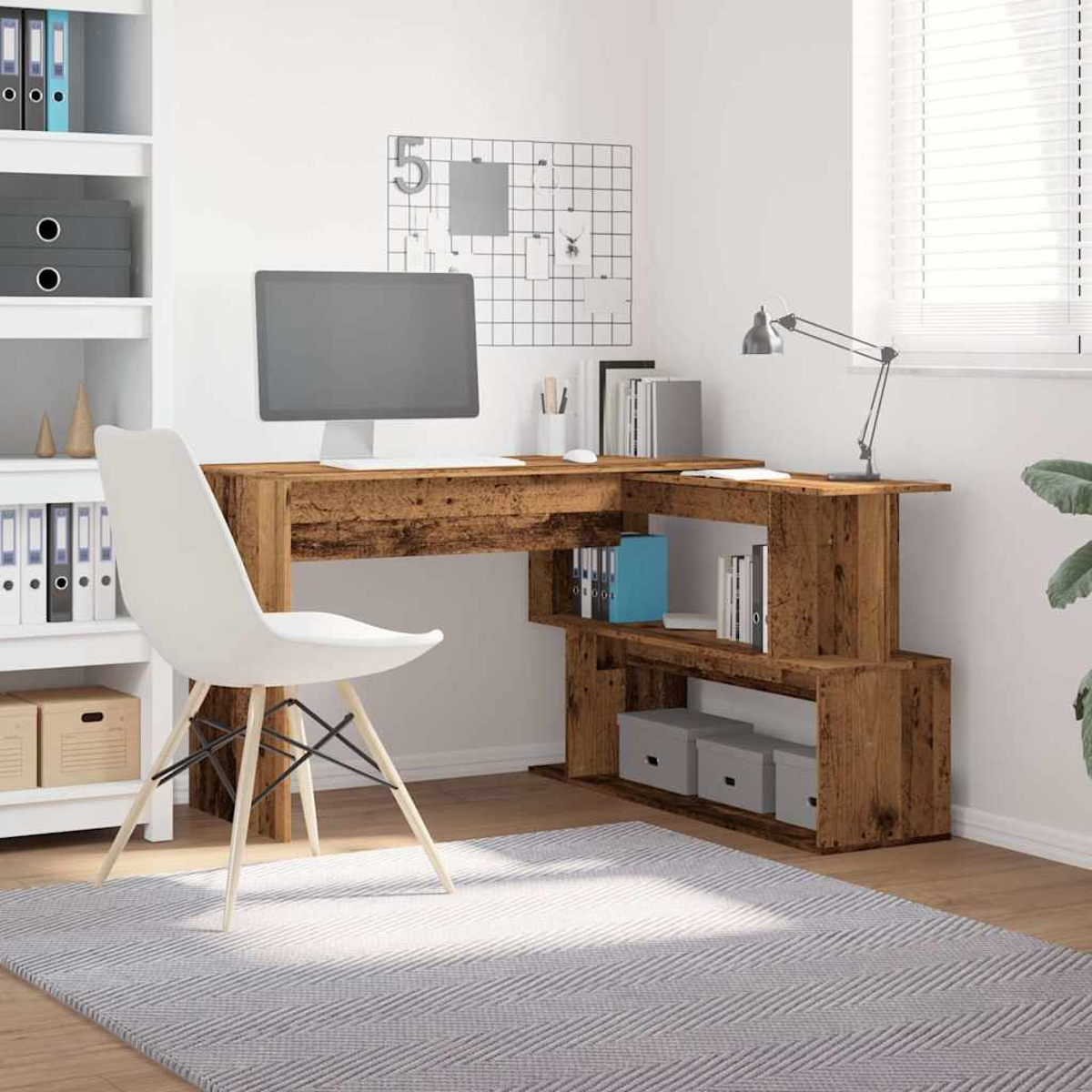 Ein rustikaler L-förmiger Schreibtisch aus Holz mit Computer, weißem Stuhl und Regalen.
