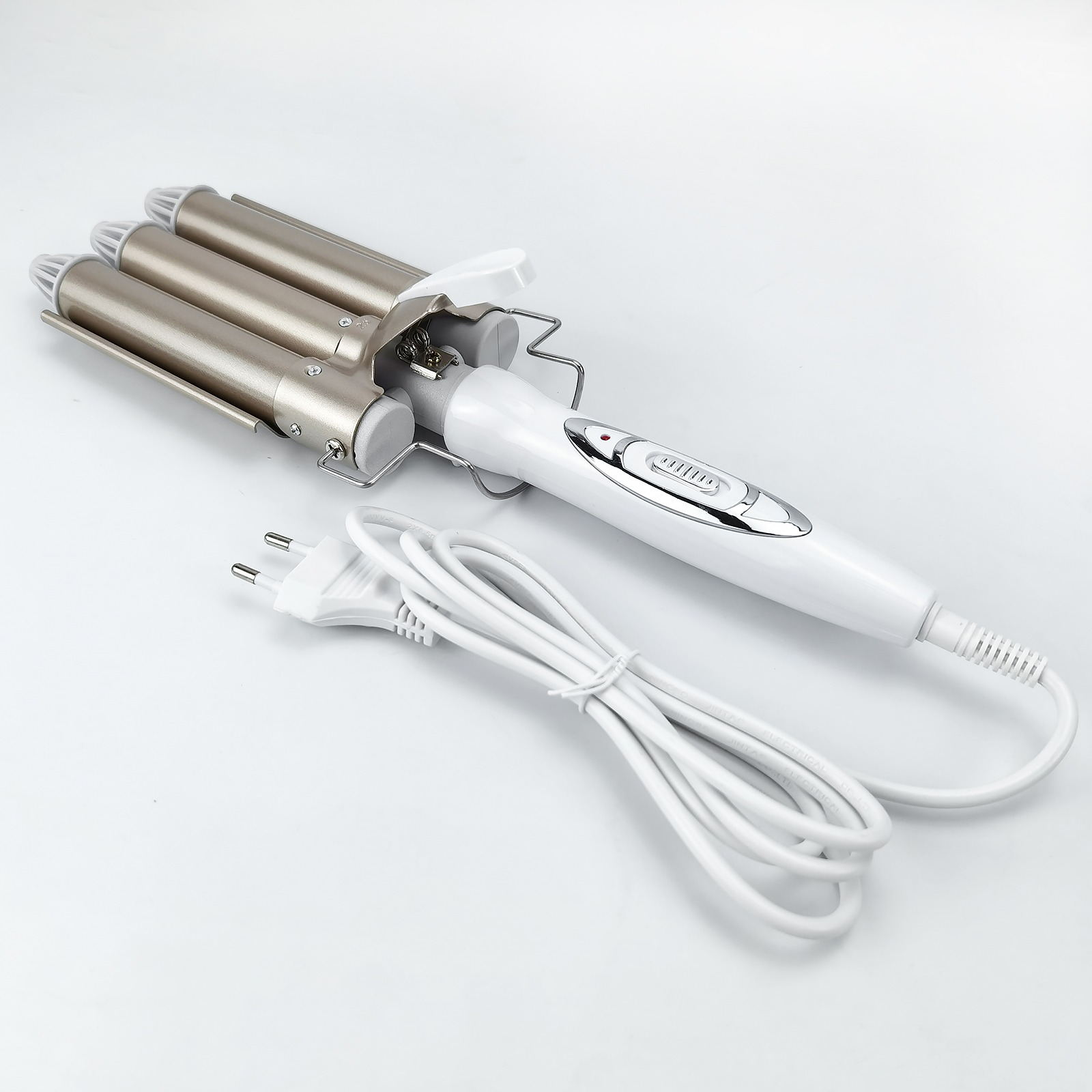 Srebrna lokówka trójwałkowa z białym uchwytem i kablem.