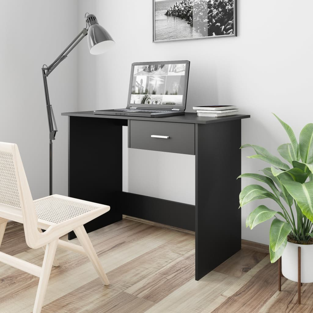Schwarzer Schreibtisch mit Laptop, Büchern, Stuhl, Lampe und Pflanze. Holzboden.