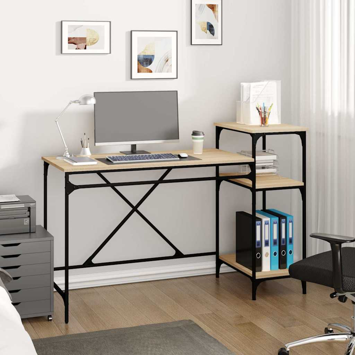 Ein Holztisch mit Computer, Lampe und Drucker. Regal mit Aktenordnern und Büromaterial.