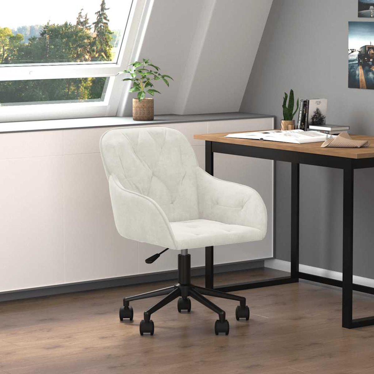 Ein heller Bürostuhl mit Rollen steht neben einem Schreibtisch.