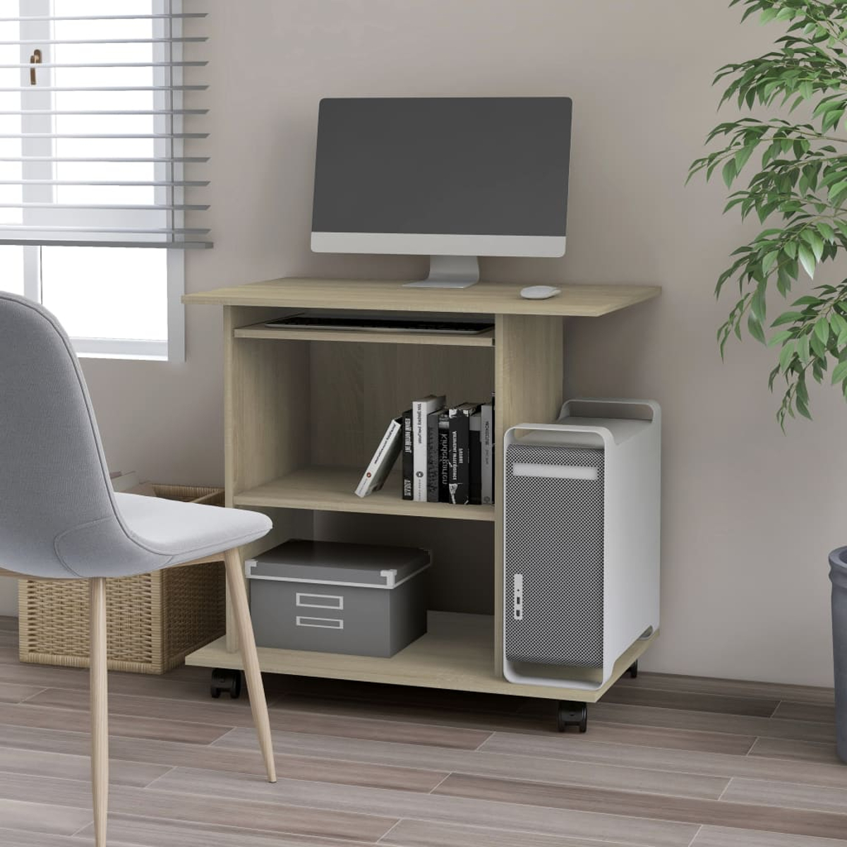 Ein heller Computertisch mit Monitor, Tastatur, PC und Büchern.