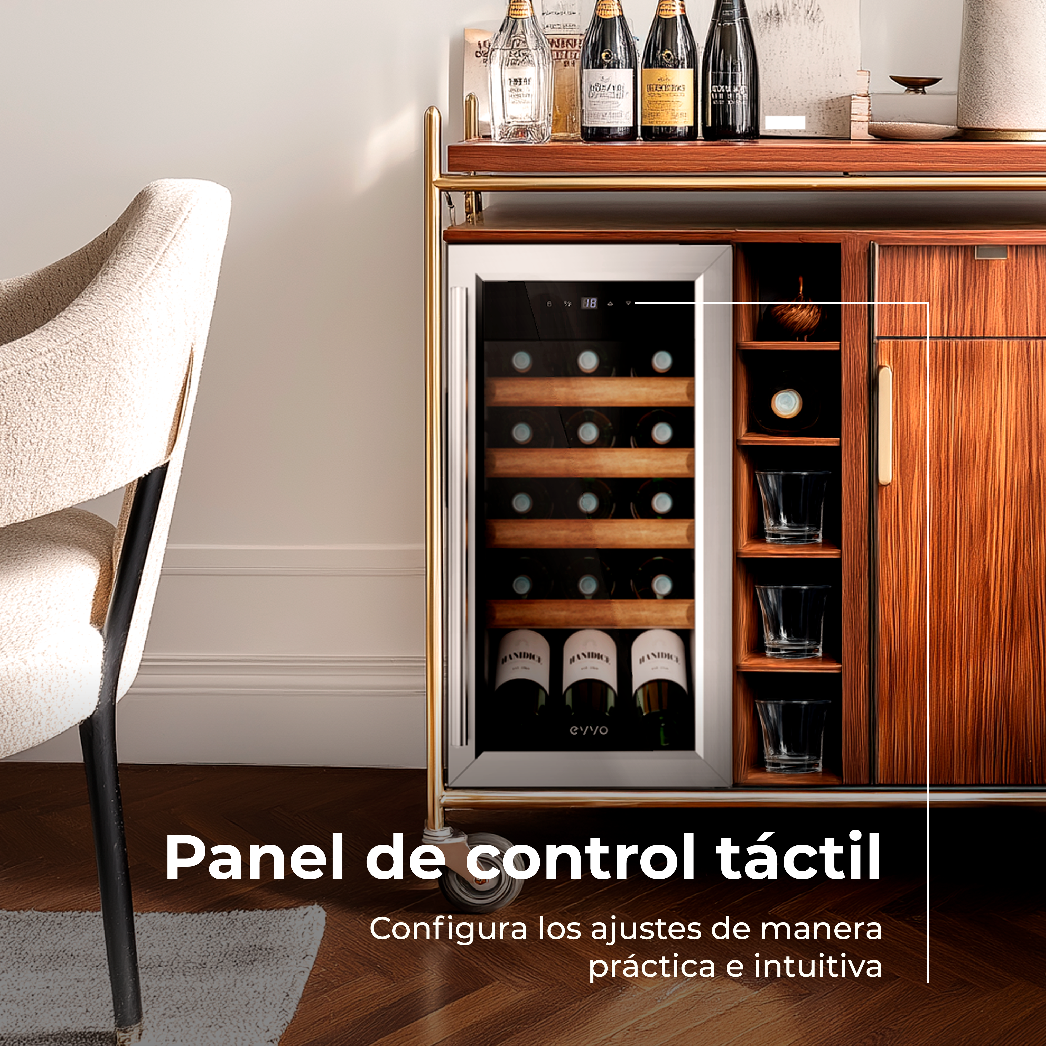 Un refrigeratore per vino con anta in vetro, ripiani in legno e bicchieri accanto.