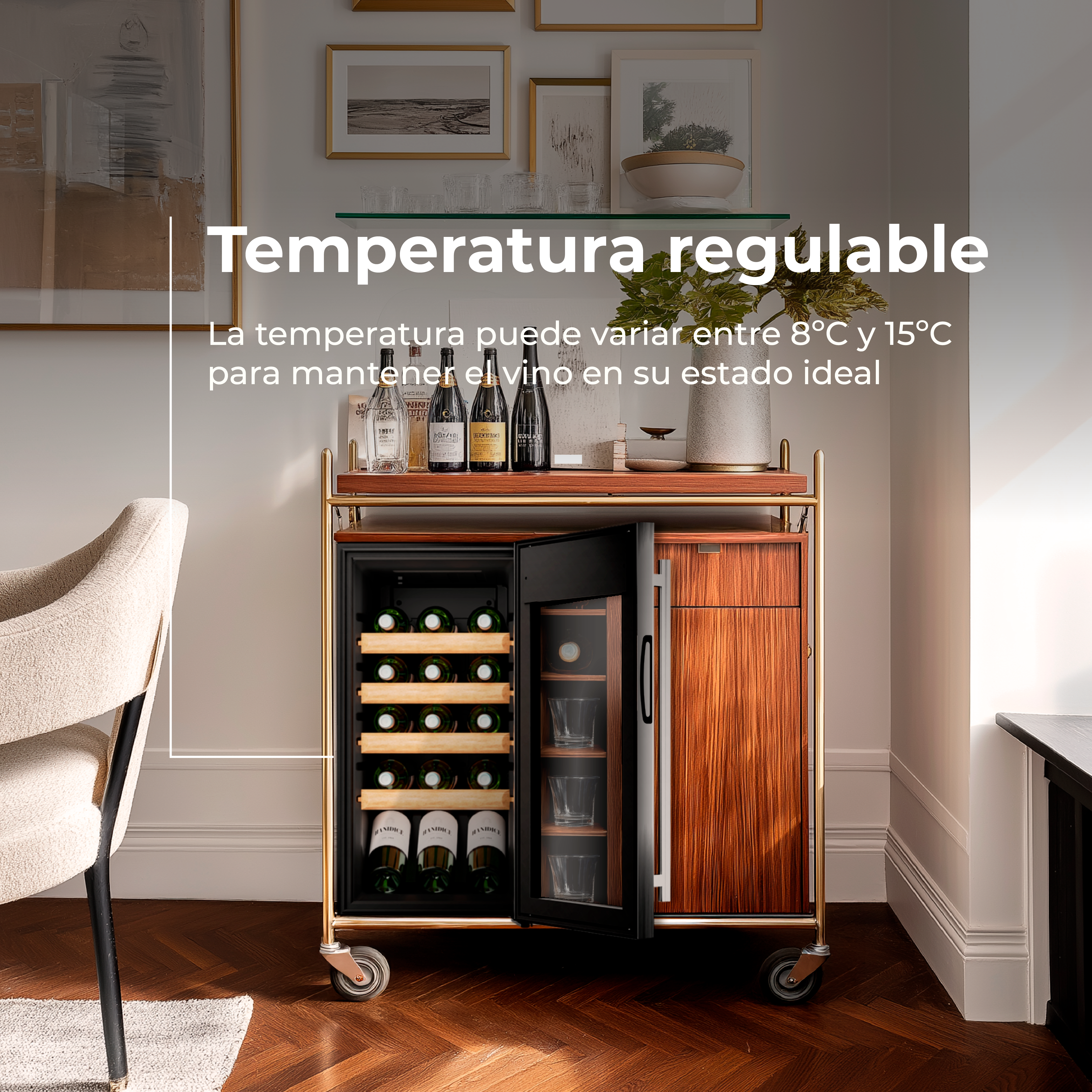 Frigo per vino con bottiglie e bicchieri, poltrona e quadri.