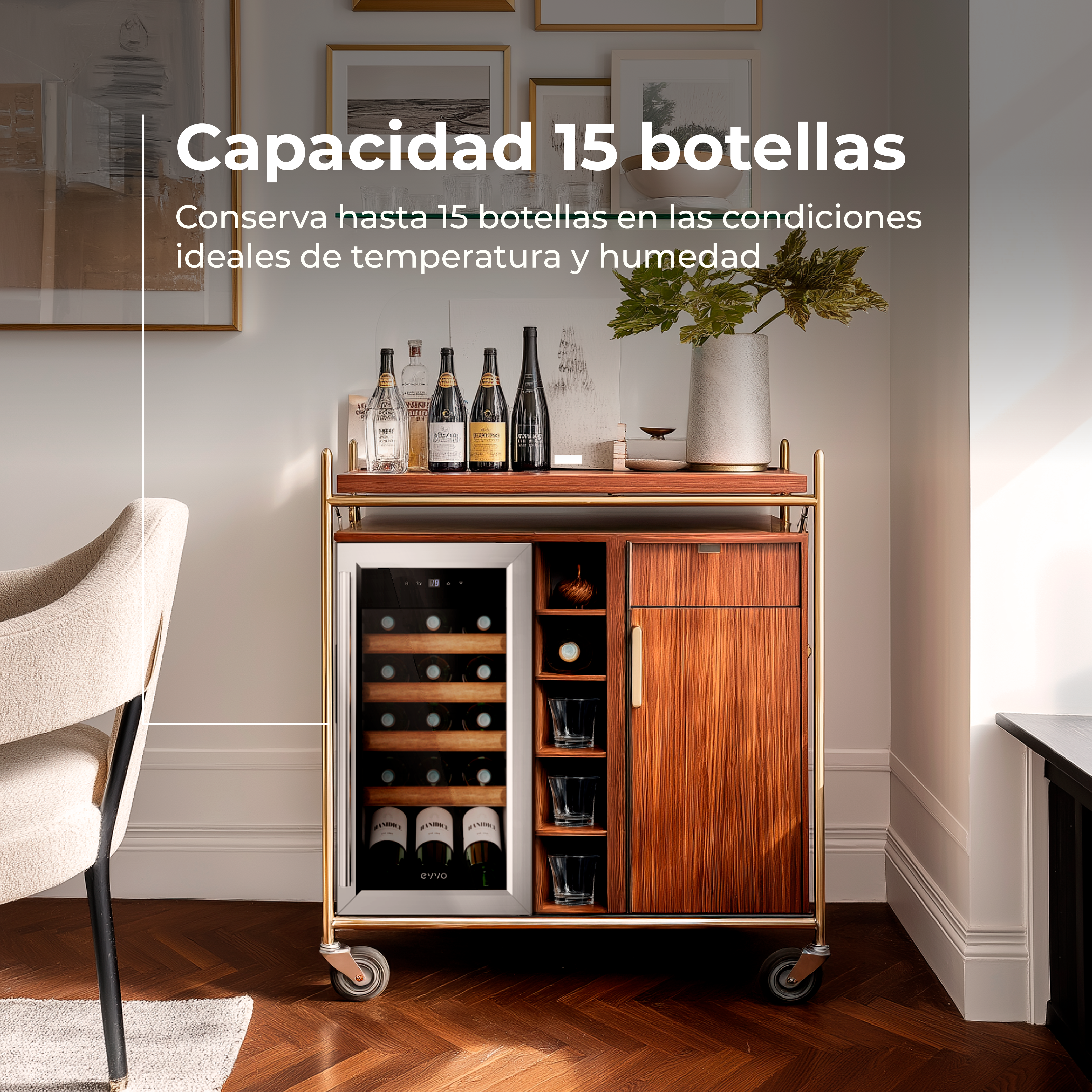 Una cantinetta in legno da 15 bottiglie, con bicchieri e decorazioni.
