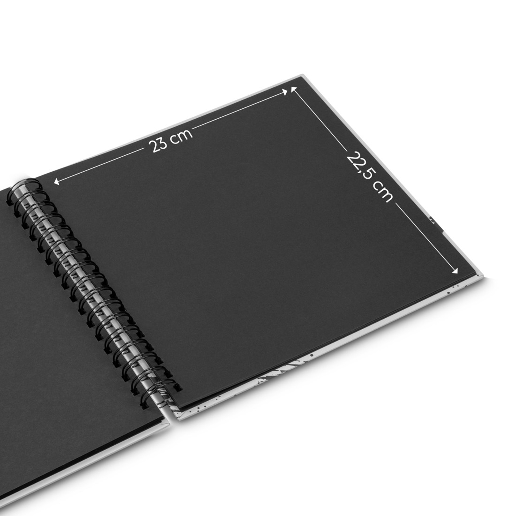 Otwarty notatnik z czarnymi stronami i spiralnym grzbietem. Wymiary: 23 cm x 22,5 cm.