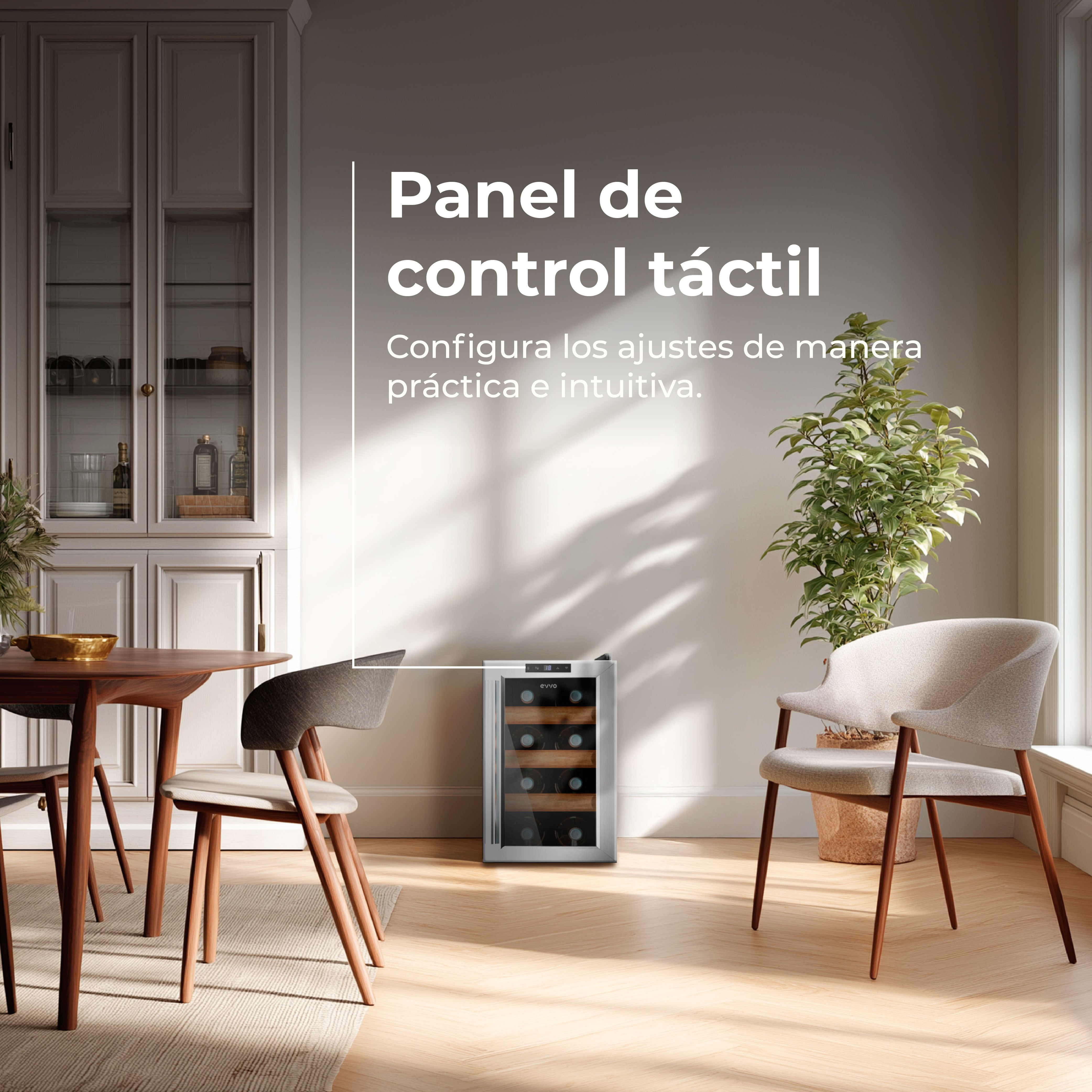 Una vinoteca con puerta de cristal está en un comedor con mesa y sillas de madera.