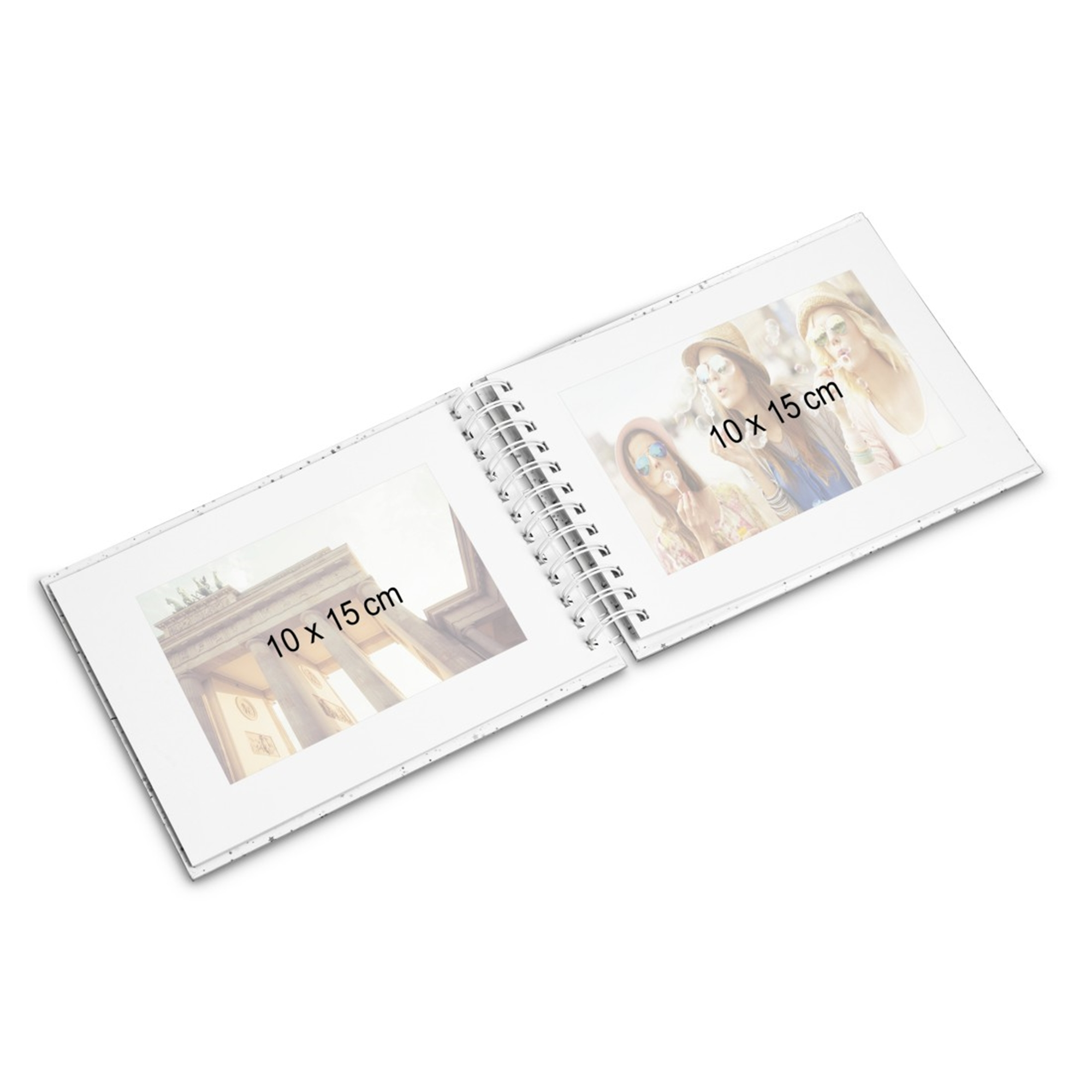 Otwarty album z dwiema fotami 10x15 cm: po lewej budynek, po prawej trzy młode kobiety.