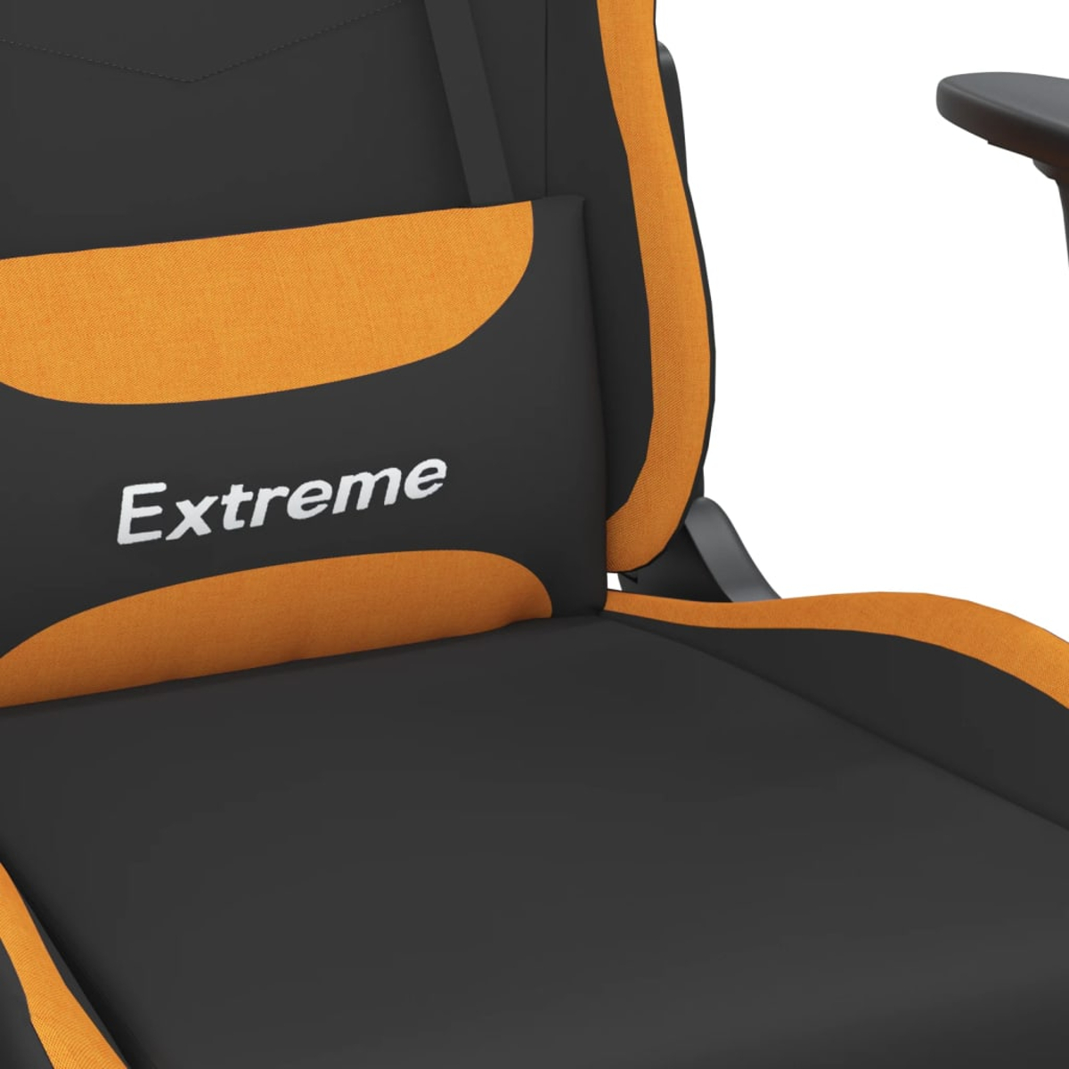Schwarzer Gaming-Stuhl mit orangefarbenen Akzenten und Kissen mit der Aufschrift 'Extreme'.
