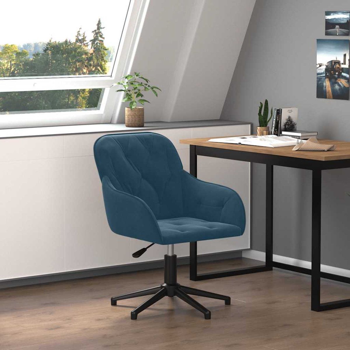 Ein blauer Bürostuhl steht vor einem Schreibtisch mit Büchern und Pflanzen.