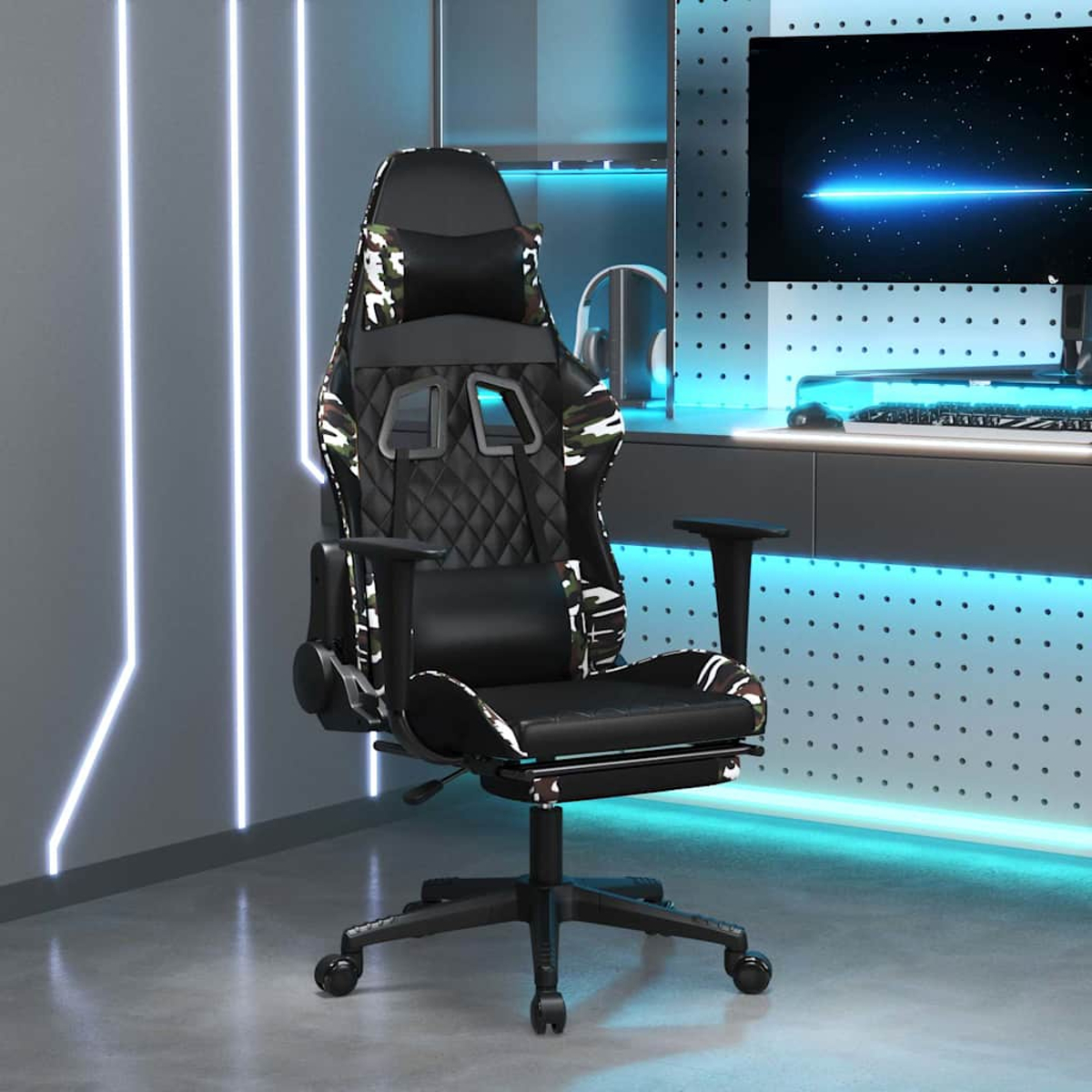 Ein schwarzer Gaming-Stuhl mit Camouflage-Akzenten steht in einem Raum mit blauer Beleuchtung.