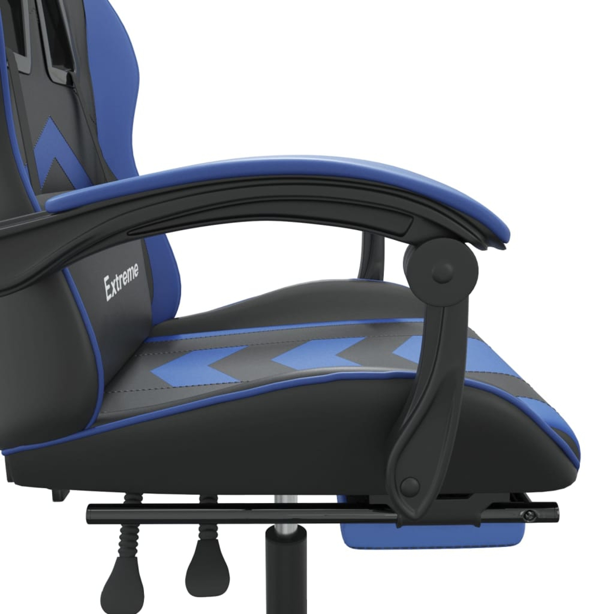 Armlehne und Sitzdetails eines schwarzen und blauen Gaming-Stuhls. Wort 'Extreme' sichtbar.