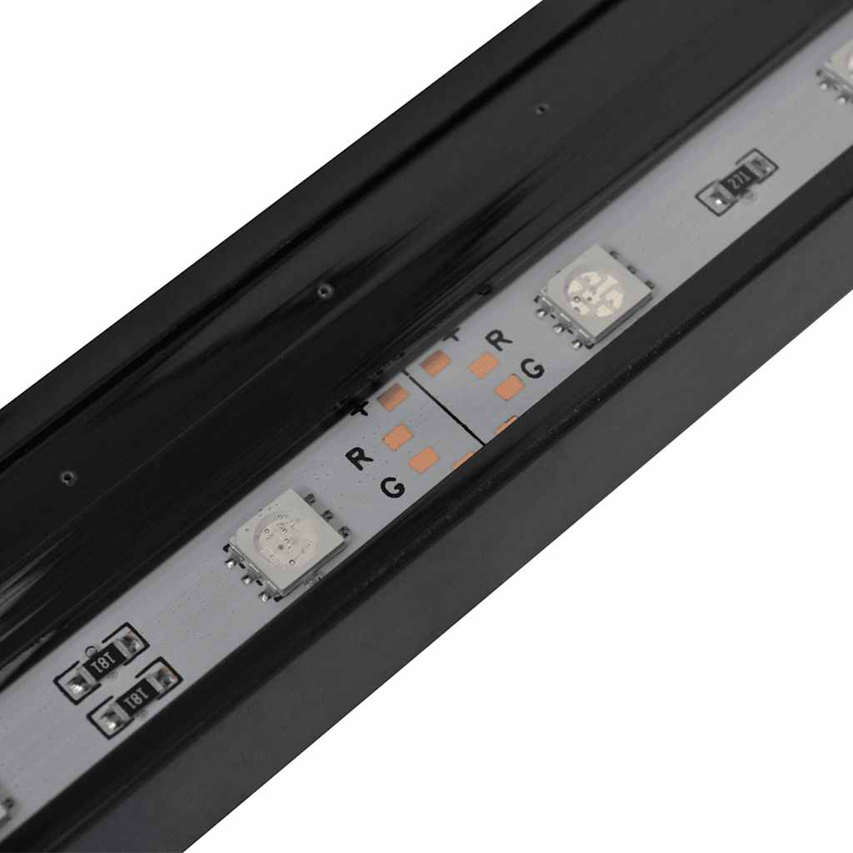 Ein schwarzes Gehäuse mit einer RGB-LED-Streifenplatine. Beschriftet mit R, G und 271.