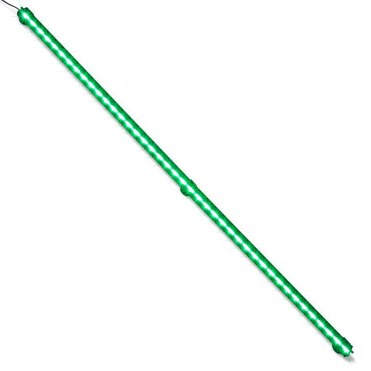 Eine lange, grüne LED-Lichterkette, diagonal auf weißem Hintergrund.