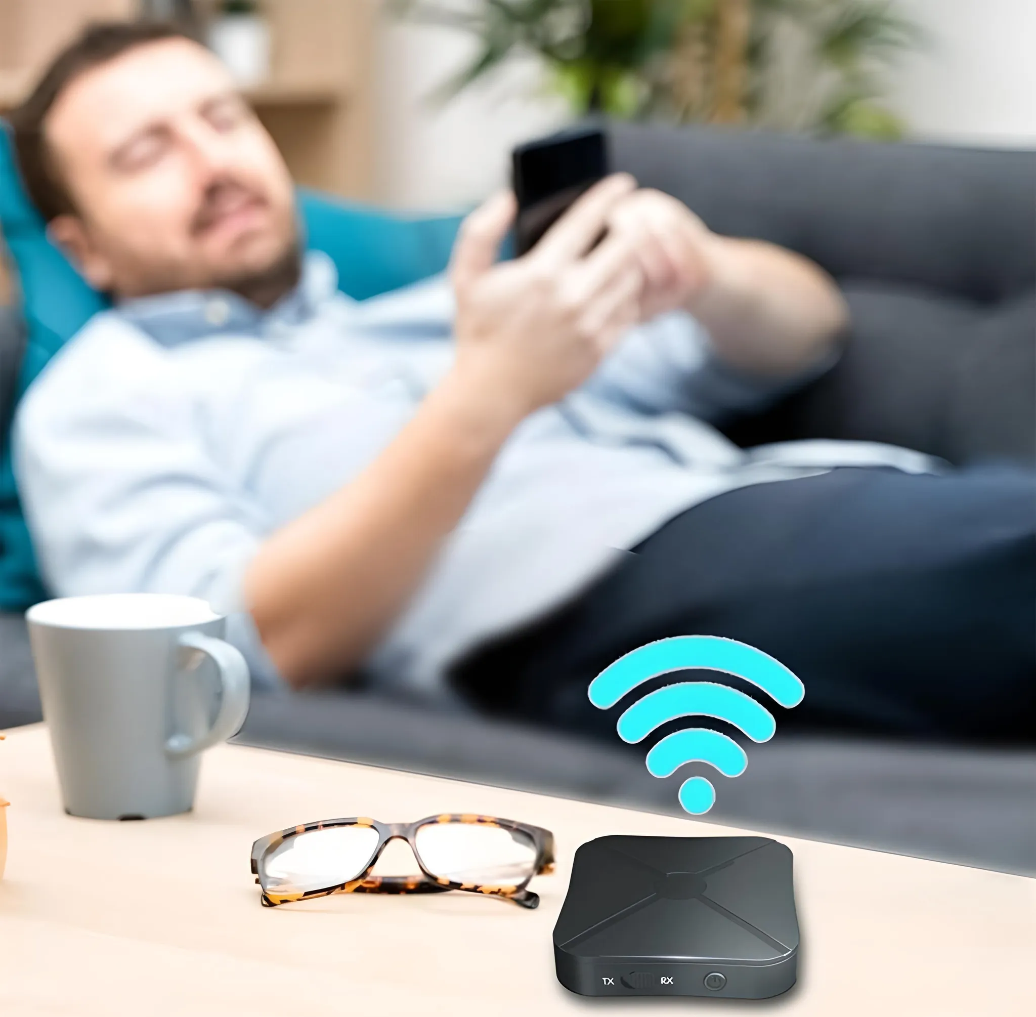 Mann liegt auf Sofa, Handy in Hand. Tisch mit Tasse, Brille, schwarzer Box.