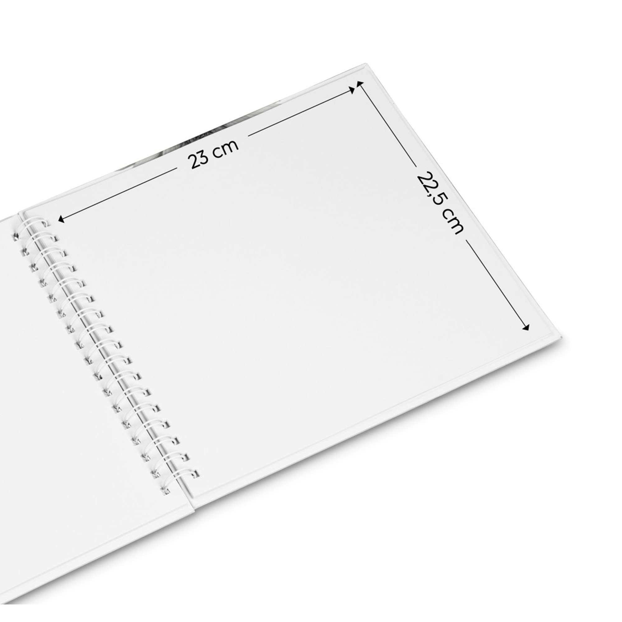 Otwarty notatnik bindowany spiralą, wymiary 23 cm x 22,5 cm.