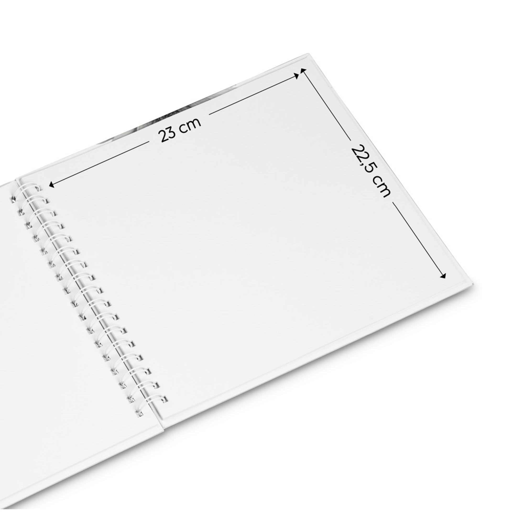 Otwarty notatnik w spirali, wymiary 23x22,5 cm.