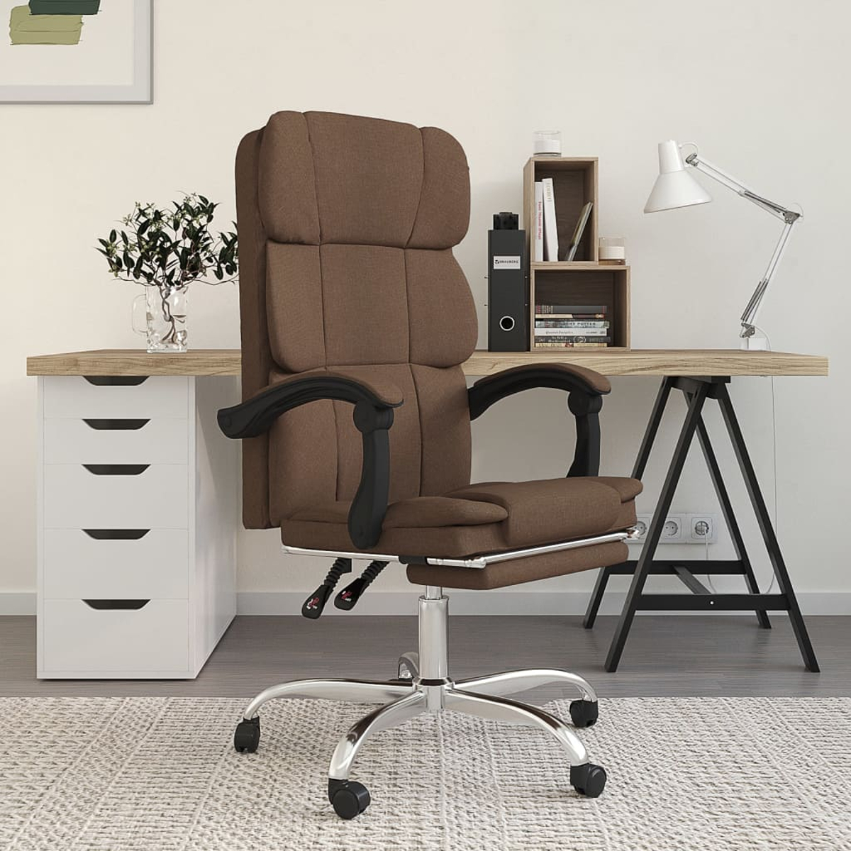 Ein brauner Bürostuhl steht vor einem Schreibtisch mit Schubladen und einem Regal.