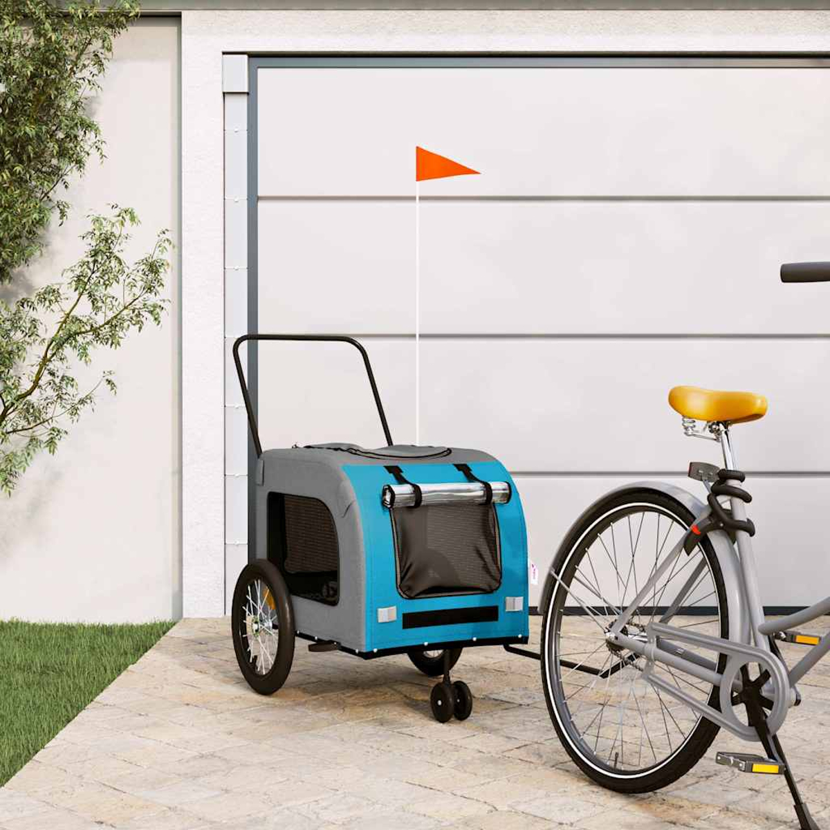 Ein blauer und grauer Fahrradanhänger mit einem orangefarbenen Wimpel steht neben einem Fahrrad.