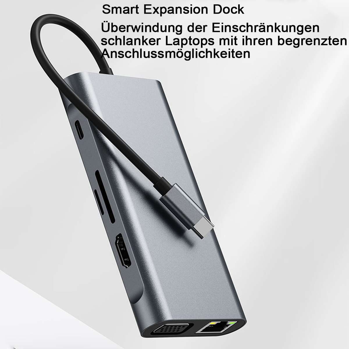 Grauer USB-C-Hub mit vielen Anschlüssen auf hellem Hintergrund.