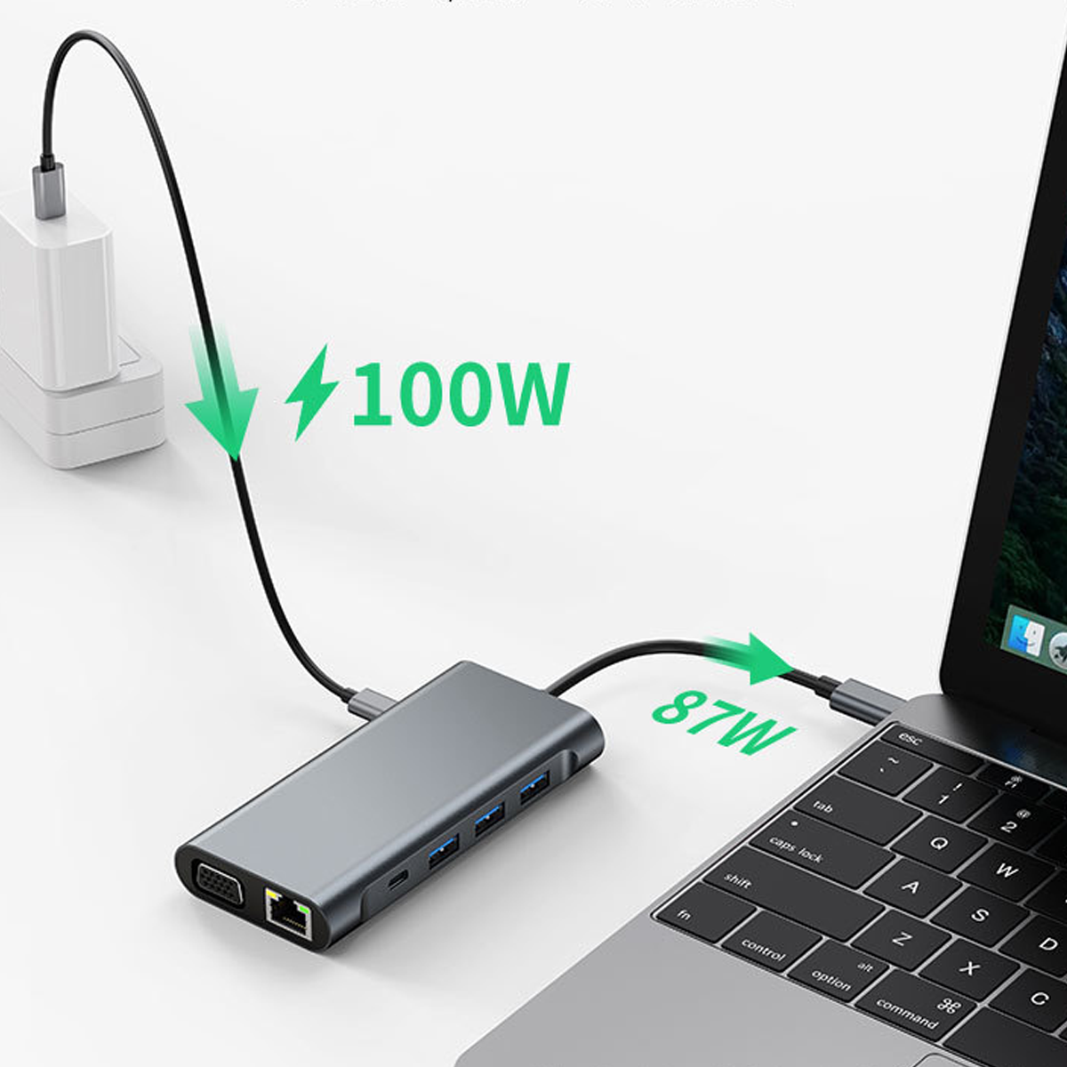 Ein grauer USB-C-Hub ist mit einem Laptop und Ladegerät verbunden.