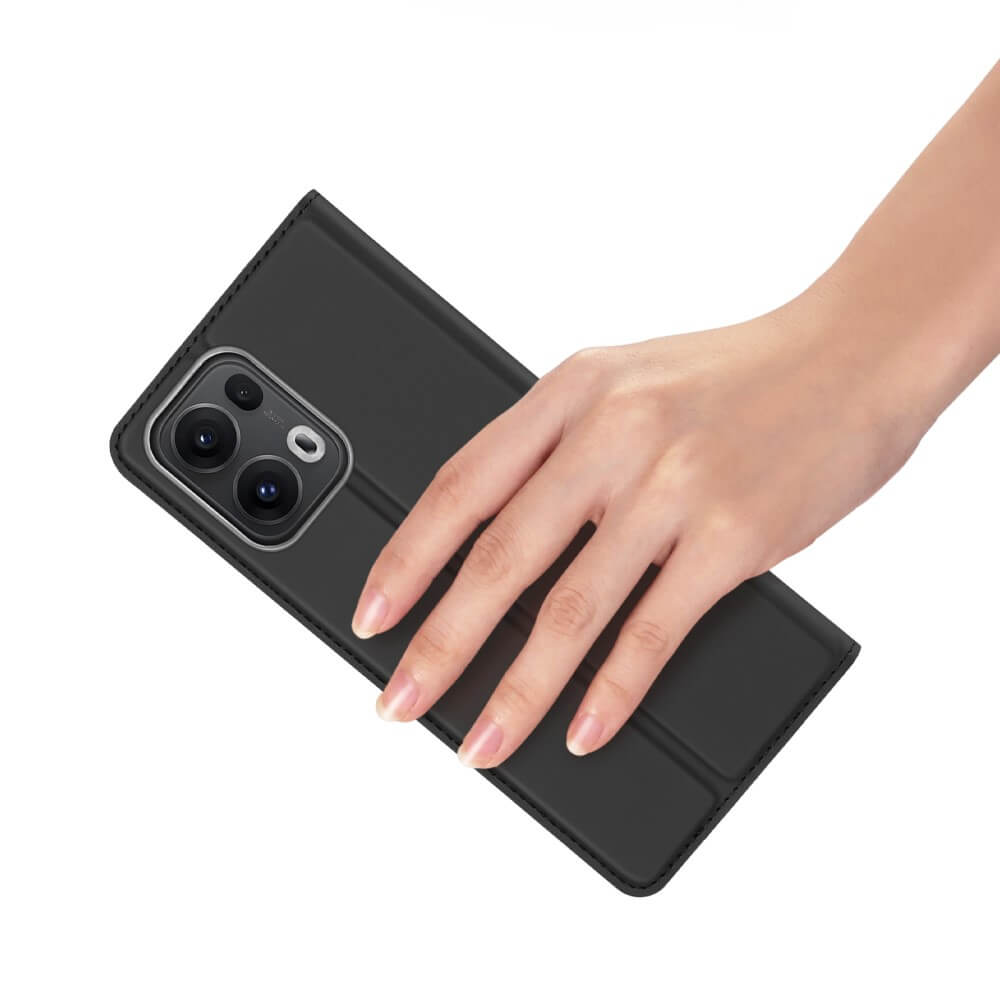 Eine Hand berührt eine schwarze Handyhülle mit drei Kameralinsen.