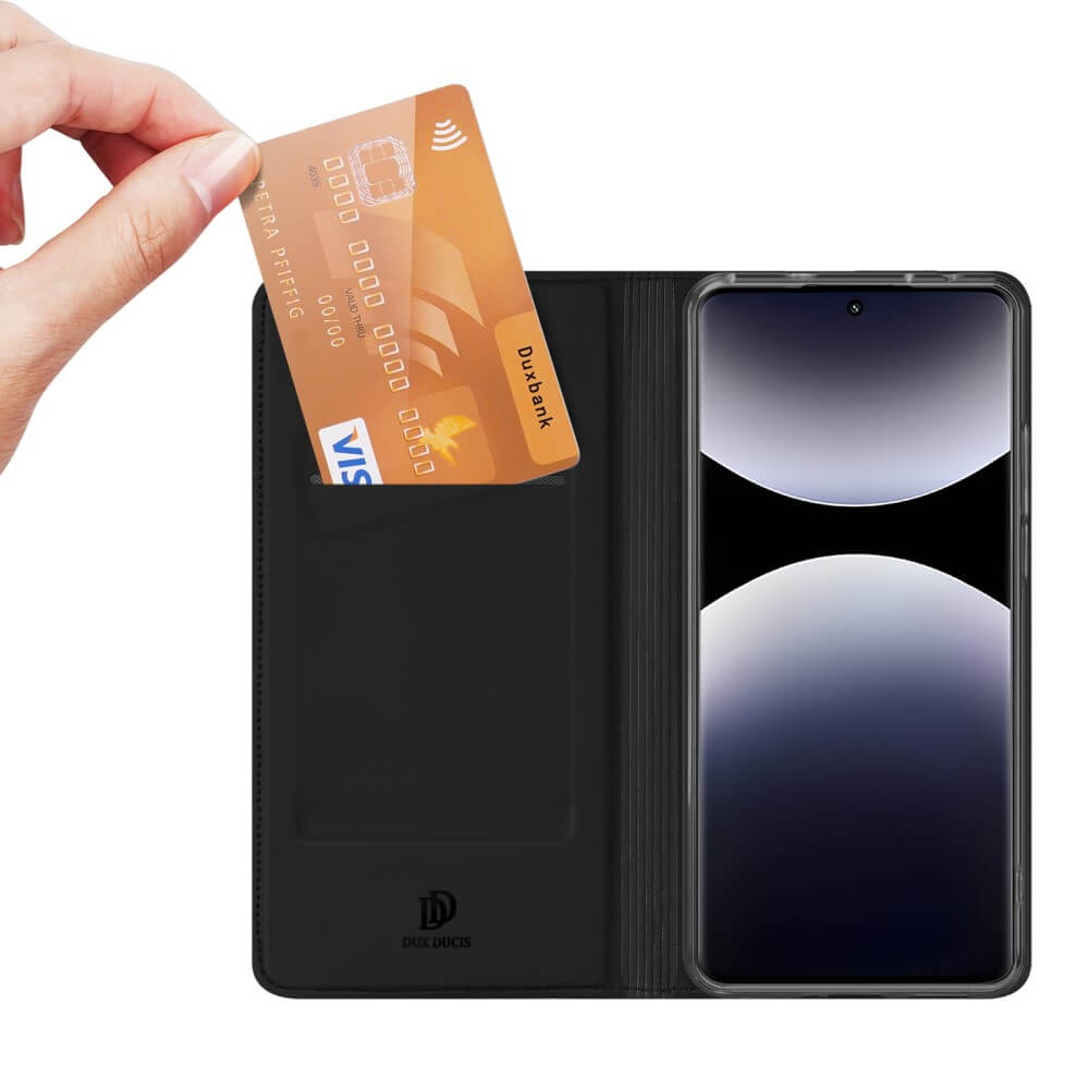 Eine Hand steckt eine goldene Kreditkarte in eine schwarze Handyhülle neben einem Smartphone.