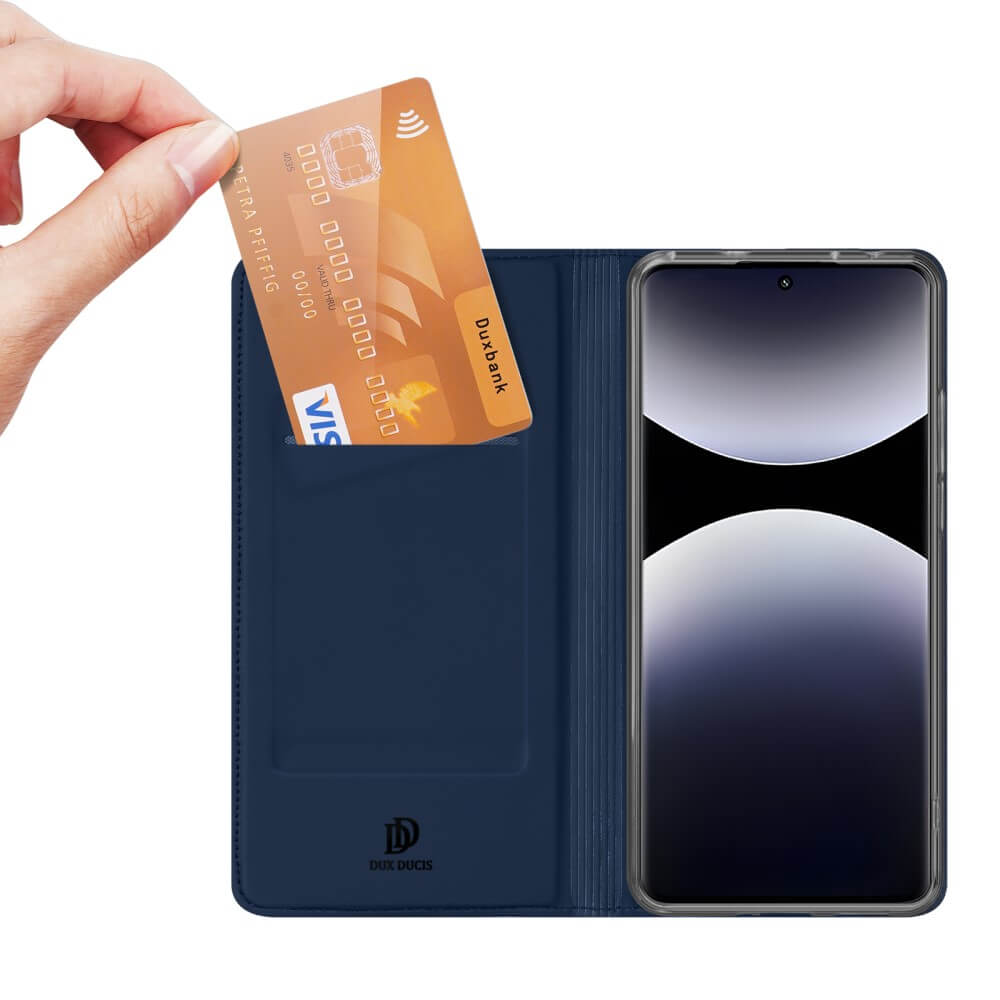 Eine Hand schiebt eine goldene Kreditkarte in eine blaue Handyhülle neben ein Smartphone.