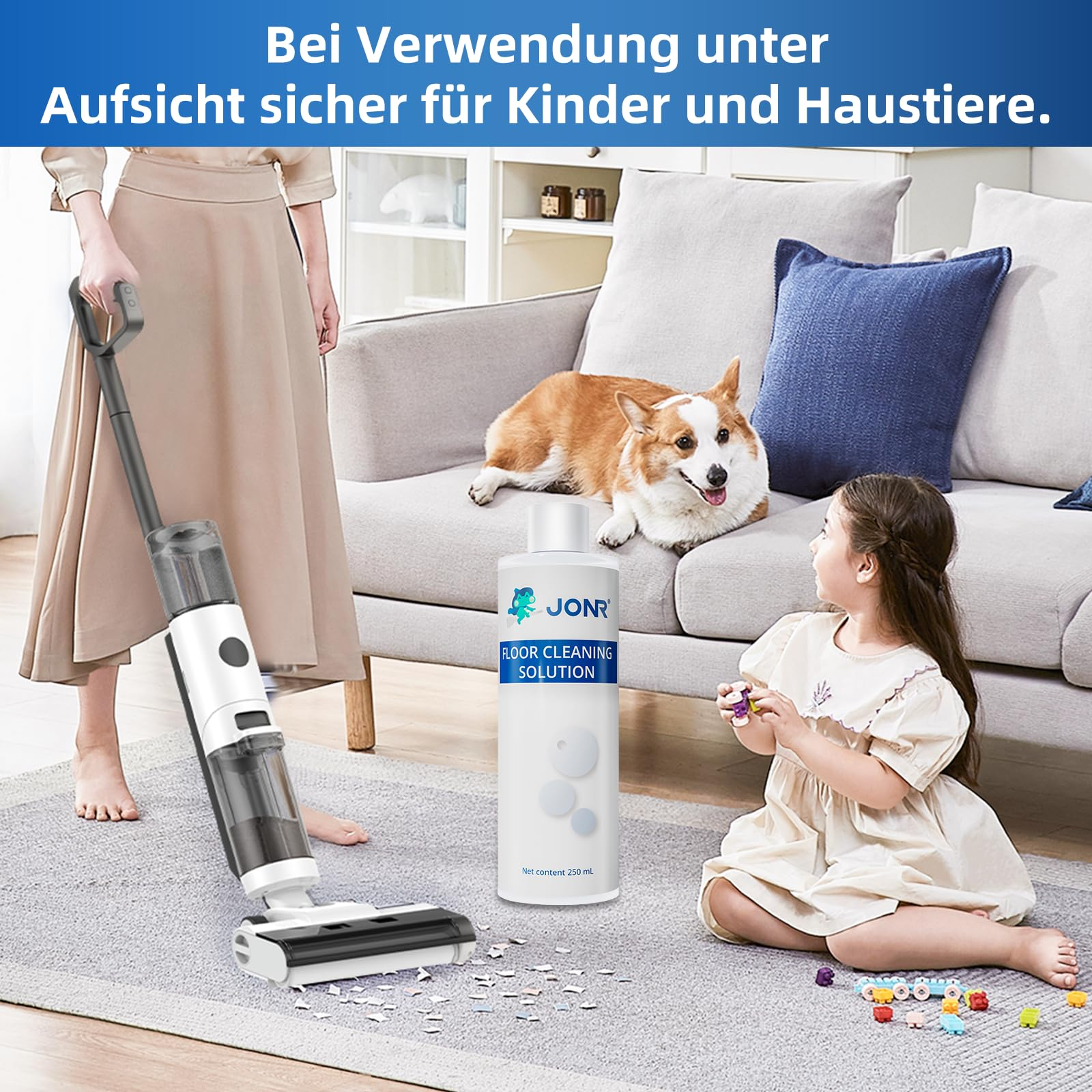 Ein Hund liegt auf einem Sofa, während ein Kind spielt und eine Person saugt.