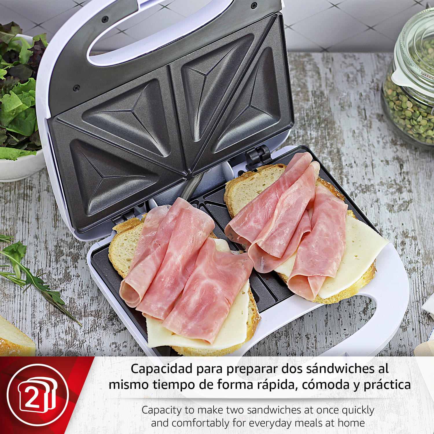 Un sandwichera con dos sándwiches montados, listos para cocinar.