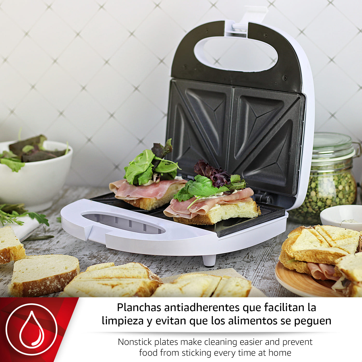 Una sandwichera abierta con sándwiches e ingredientes en una mesa de madera.