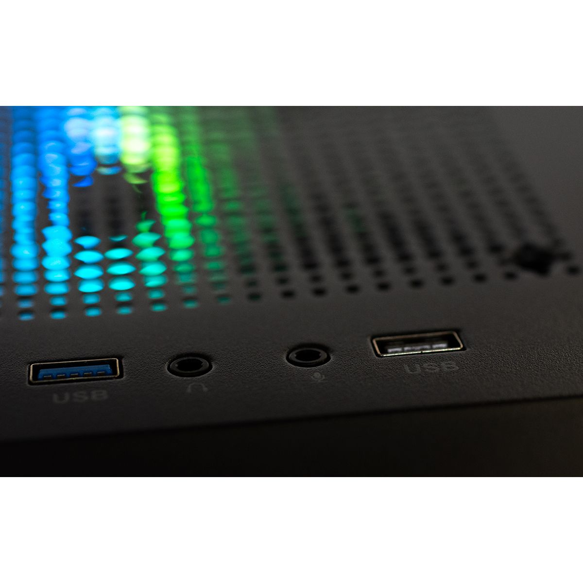 Close-up van poorten: twee USB, twee audio-aansluitingen en een verlichte ventilator.