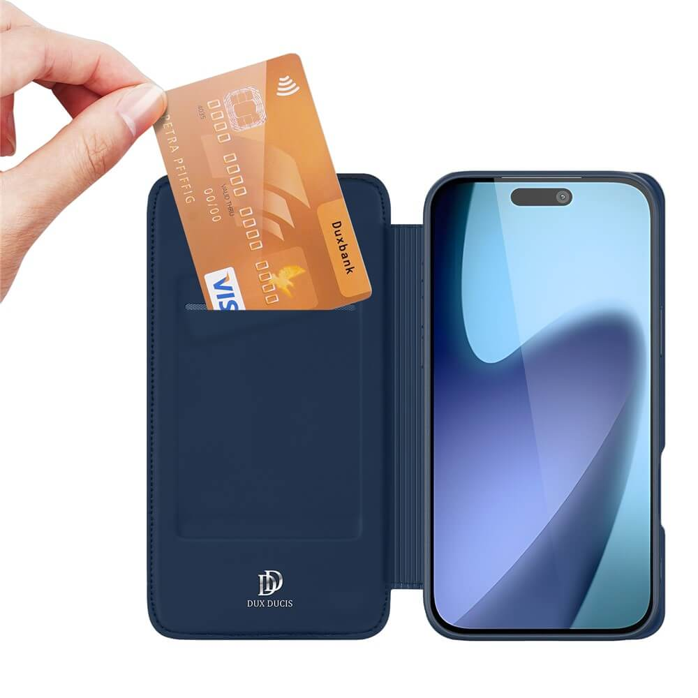 Eine Hand hält eine Kreditkarte vor einer blauen Handyhülle mit einem Handy.