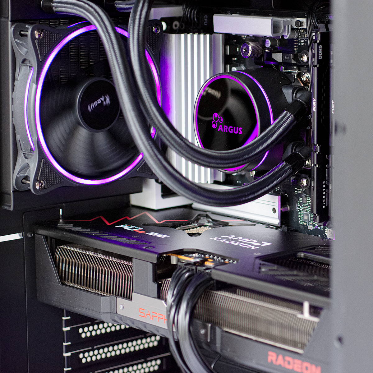 Een computerinterieur met paarse verlichting, ventilator en grafische kaart.