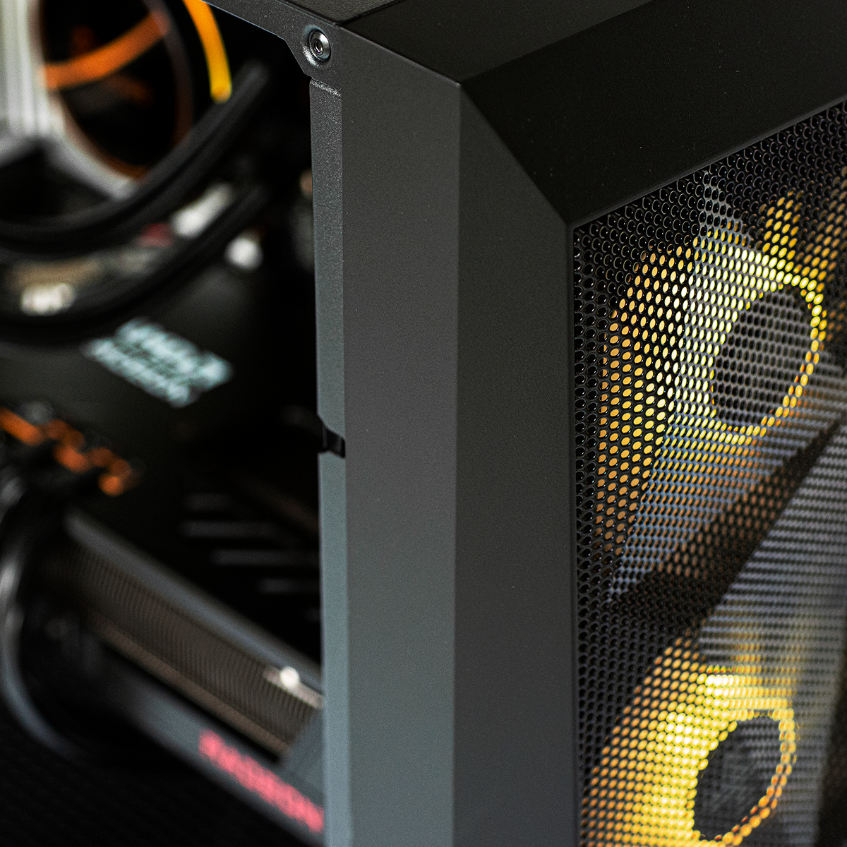 Een zwarte pc-kast met verlichte ventilatoren en zichtbare interne componenten.