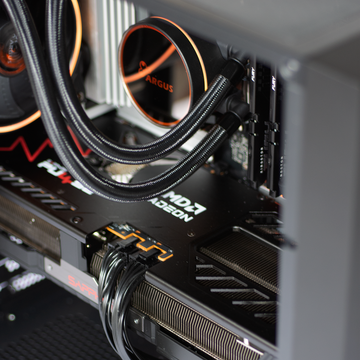 Een pc-behuizing met vloeistofkoeling, grafische kaart en RAM-modules.