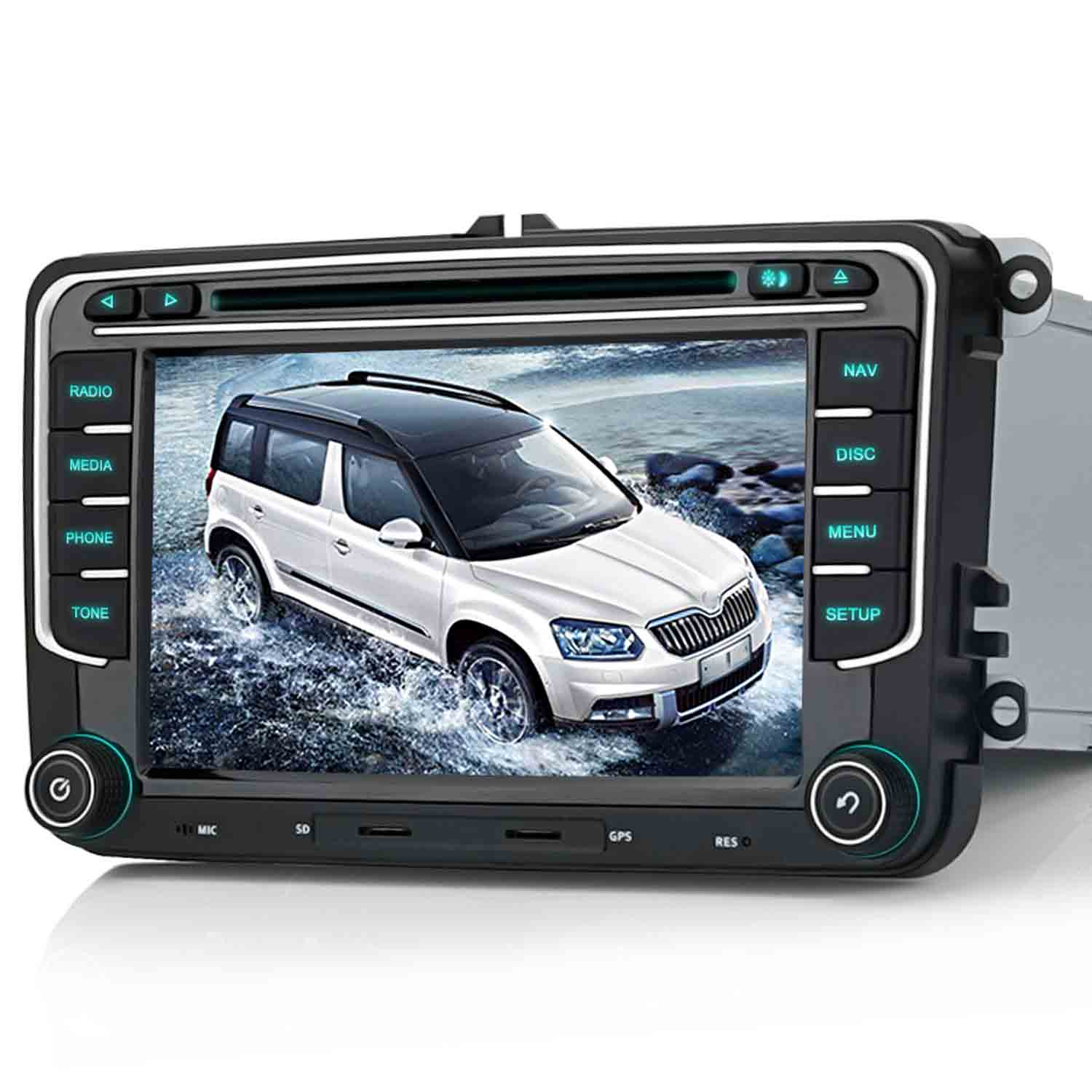 Un autoradio touchscreen mostra un'auto bianca che guida sull'acqua.