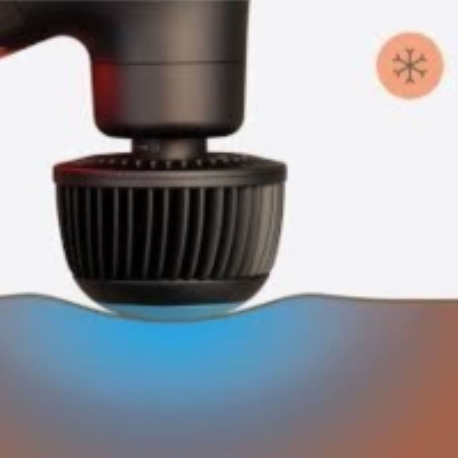 Ventilador negro sobre agua azul con icono de copo de nieve.