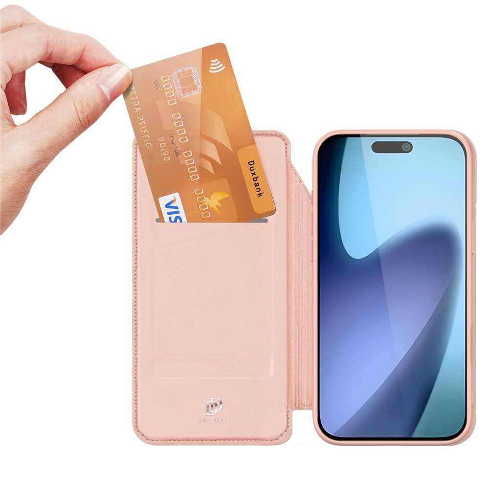 Eine Hand steckt eine goldene Visa-Karte in eine rosa Handyhülle. Ein Handy ist in der Hülle.