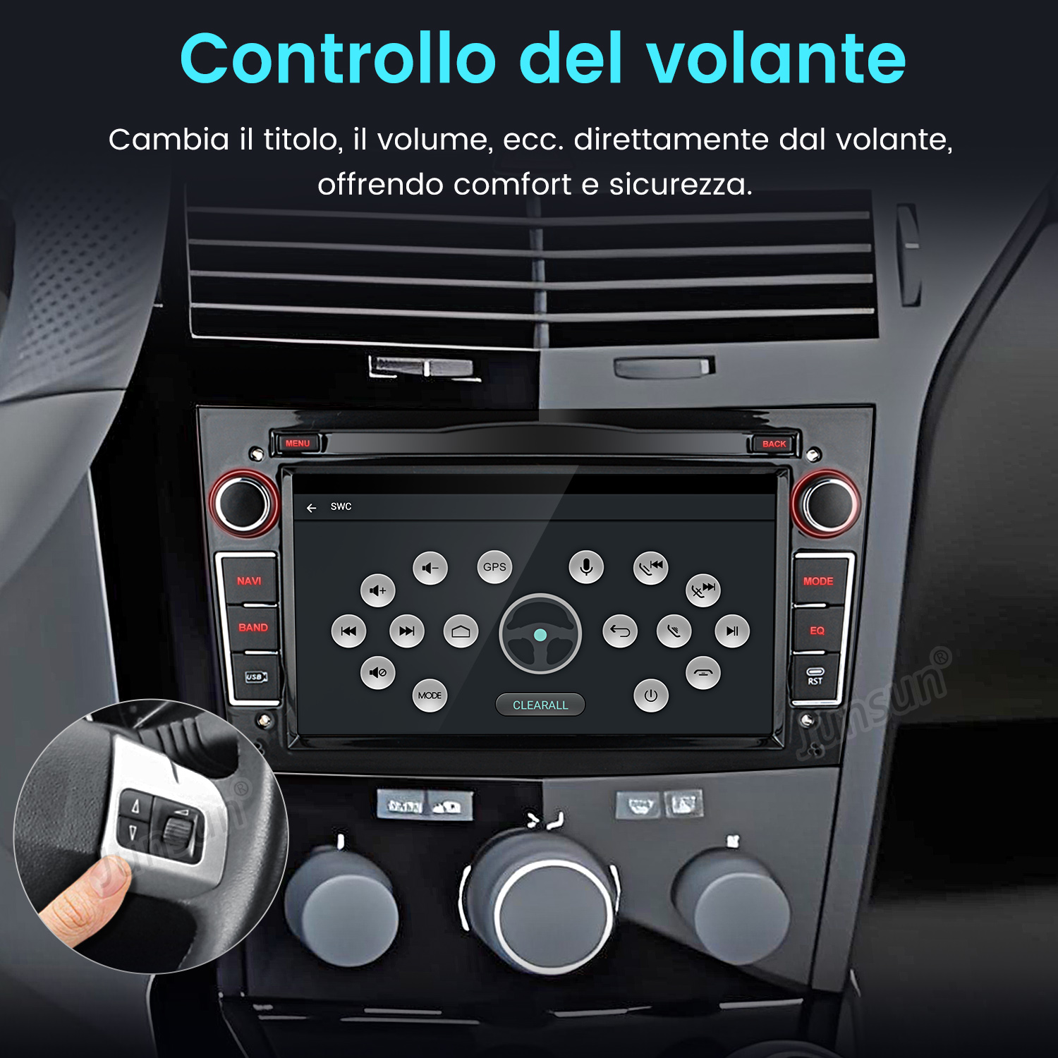 Un dito preme un pulsante sul volante dell'auto. Il cruscotto mostra un autoradio.