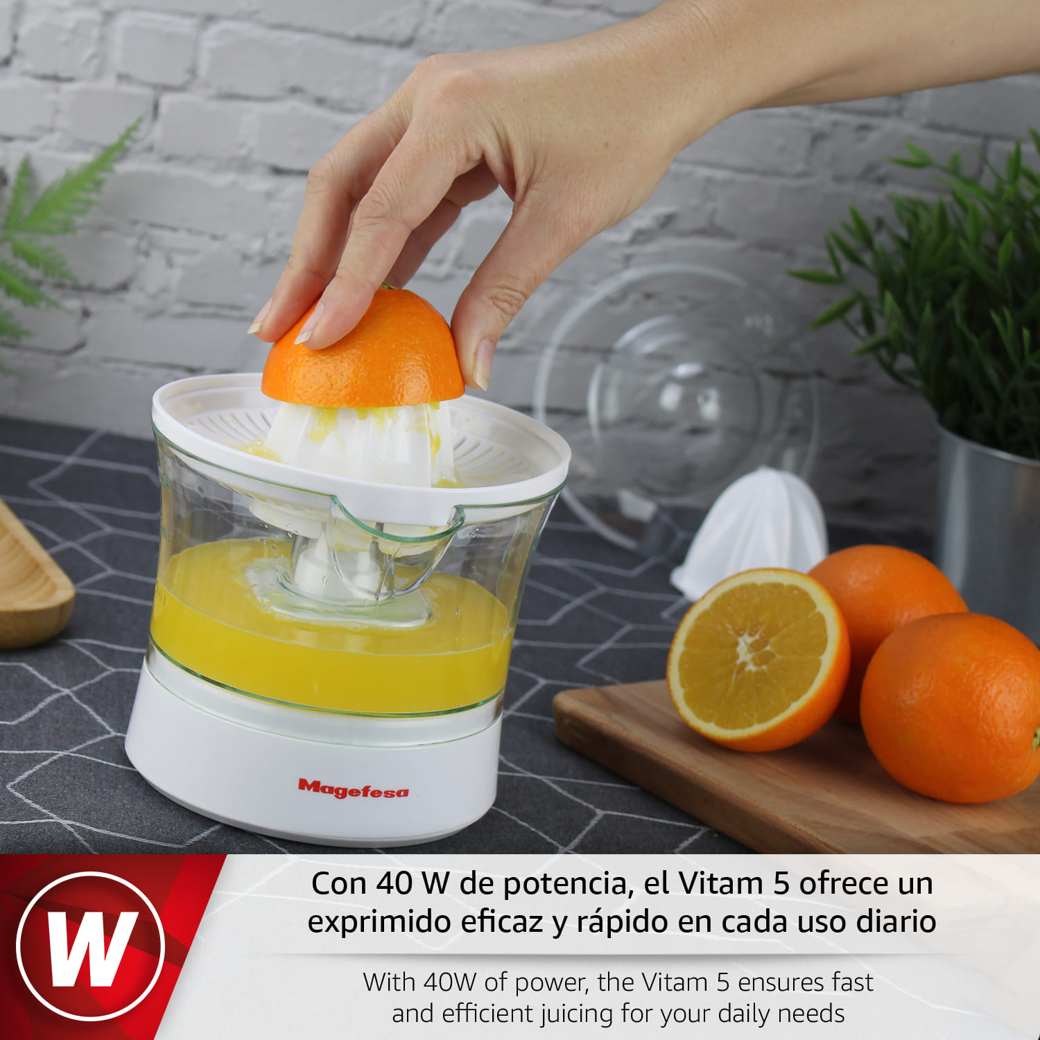 Una mano presiona una naranja en un exprimidor. Hay naranjas cerca.