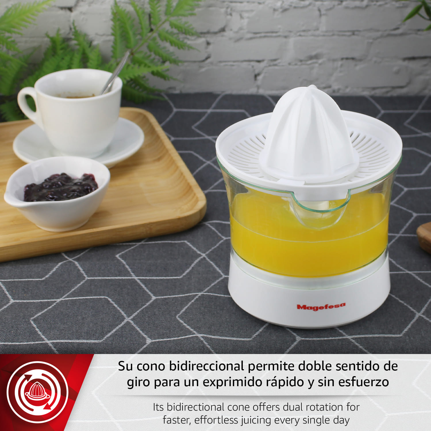 Un exprimidor blanco con zumo de naranja, junto a café y mermelada.
