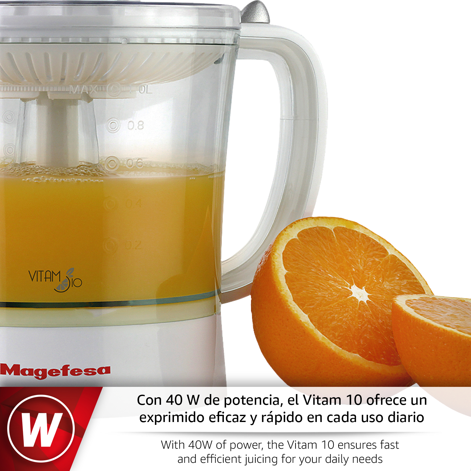 Un exprimidor blanco con naranjas y zumo de naranja sobre fondo blanco.