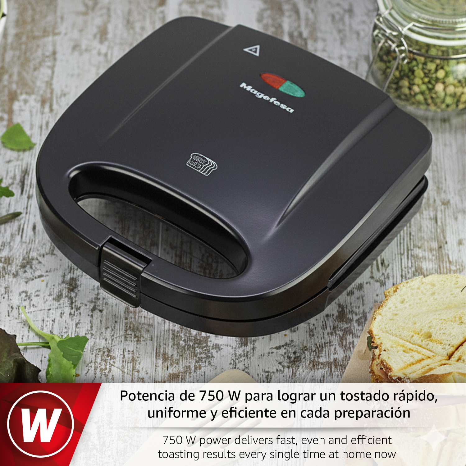 Máquina de sándwiches negra sobre superficie de madera con un sándwich al lado.