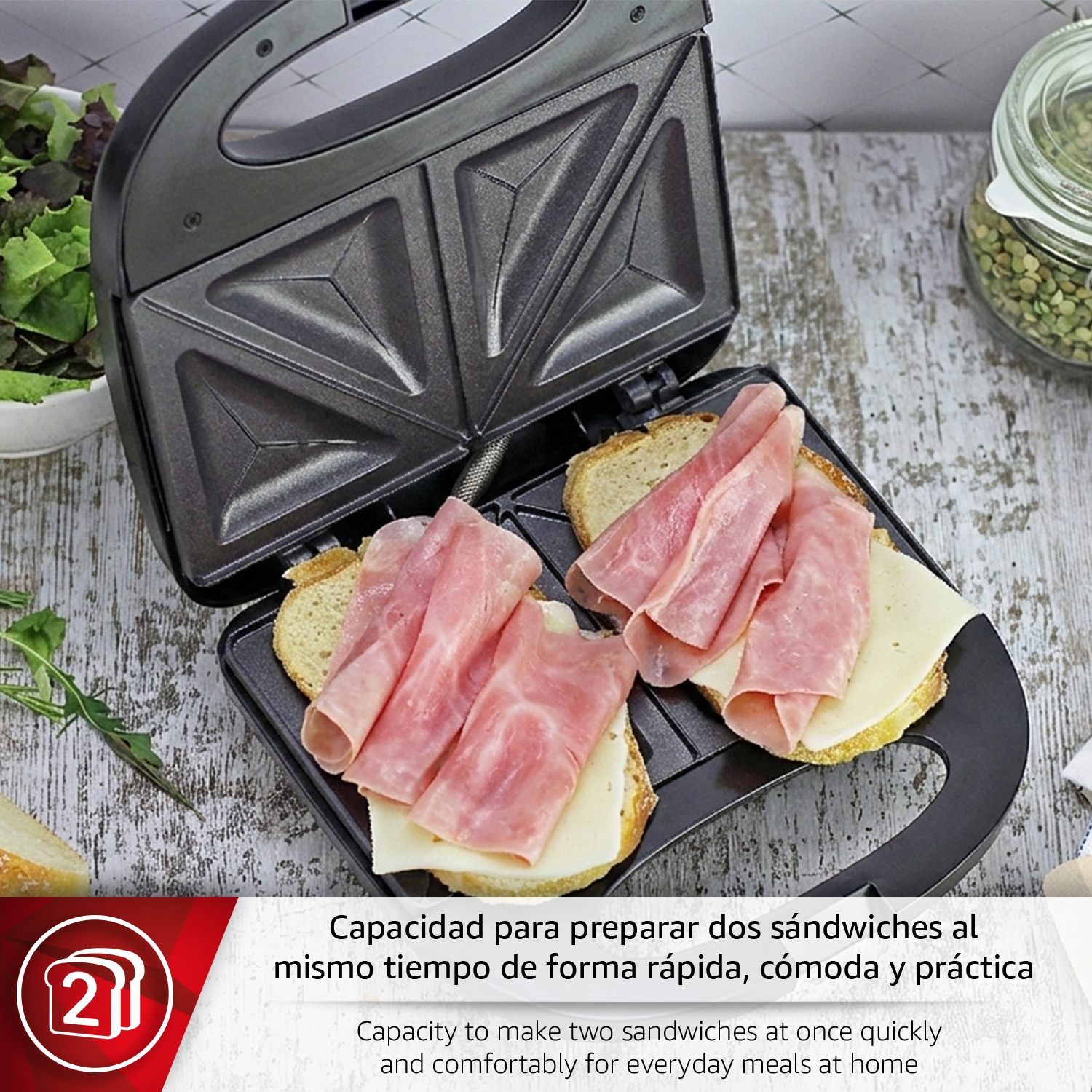 Sandwichera con dos sándwiches de jamón y queso listos para preparar.