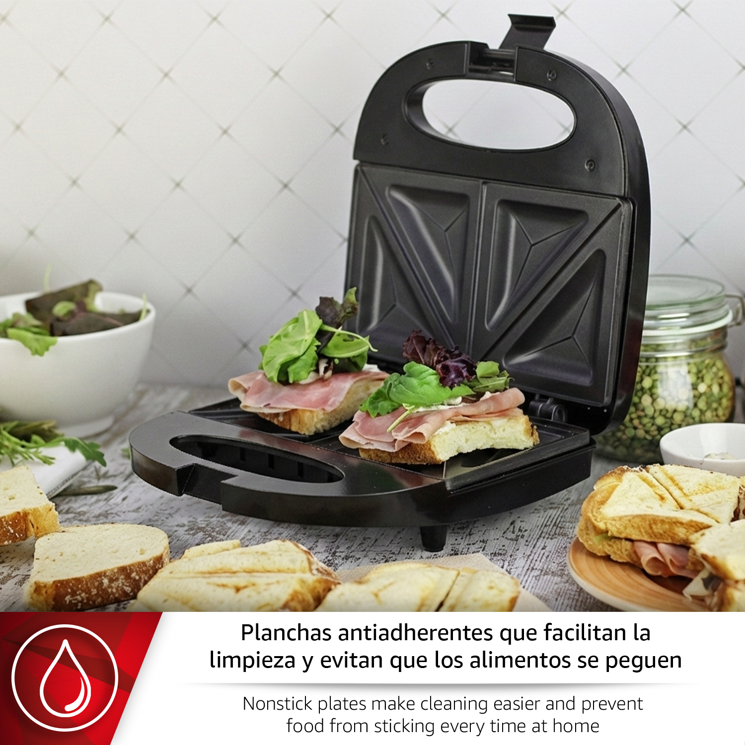Sandwichera abierta con sándwiches de jamón y lechuga.